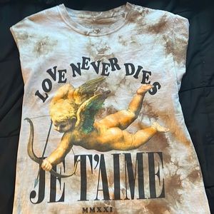 Here is a basically brand new T-shirt i no longer need,need gone asap